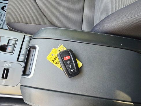 Used 2020 Toyota Highlander LE image 21