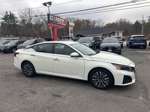 Used 2023 Nissan Altima 2.5 SV FWD image 2
