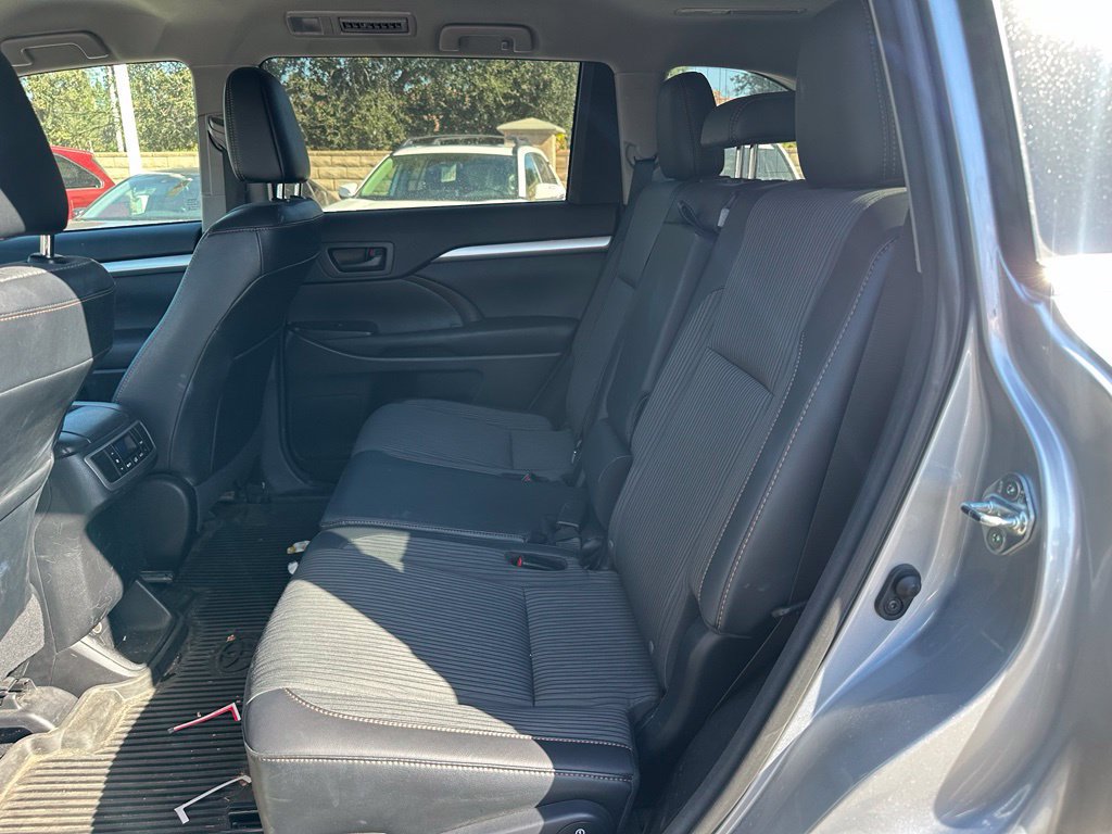 Used 2016 Toyota Highlander LE AWD/4WD image 9