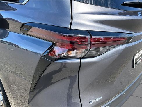 Certified 2025 Toyota Sienna XLE FWD image 28