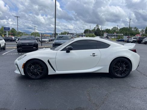 Used 2022 Toyota GR86 Premium w/ ALL Weather Mat Package (TMS) RWD image 3