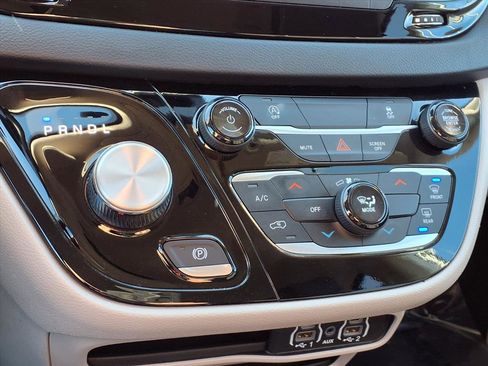 Used 2024 Chrysler Voyager LX image 11