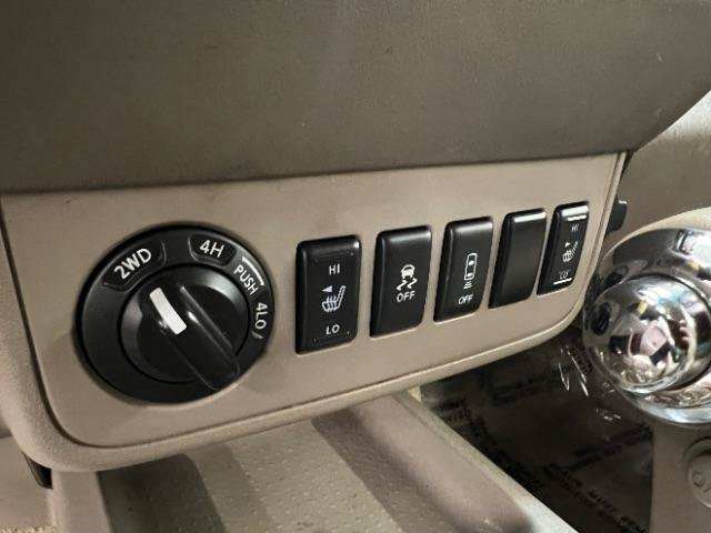 Used 2013 Nissan Frontier SL w/ Moonroof Pkg AWD/4WD image 16