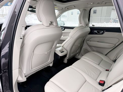 Used 2022 Volvo XC60 B5 Momentum w/ Climate Package image 19