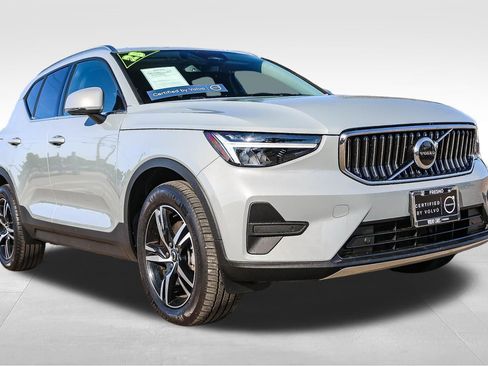 Used 2025 Volvo XC40 B5 Core AWD/4WD image 3