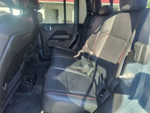 Used 2025 Jeep Gladiator Rubicon w/ Convenience Group AWD/4WD image 31