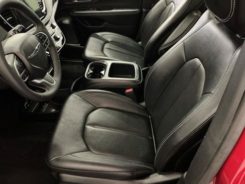 Used 2025 Chrysler Pacifica Select AWD/4WD image 11