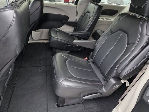 Used 2024 Chrysler Pacifica Touring-L image 15