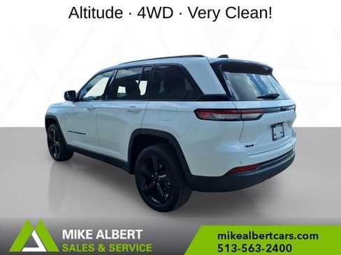 Used 2023 Jeep Grand Cherokee Altitude AWD/4WD image 5