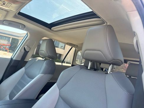 Used 2019 Toyota RAV4 Limited w/ Cold Weather Package FWD image 9