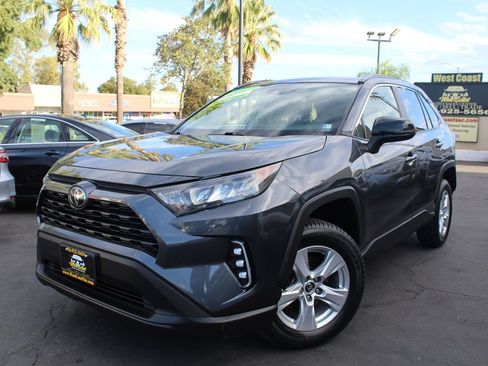 Used 2019 Toyota RAV4 LE w/ Carpet Mat Package FWD image 2