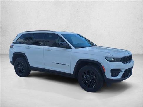 Used 2024 Jeep Grand Cherokee Altitude RWD image 3