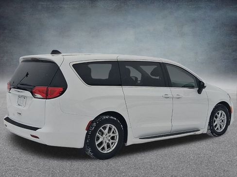 Used 2021 Chrysler Voyager LX image 8