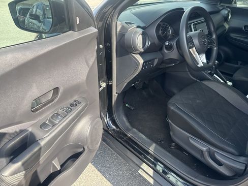 Used 2020 Nissan Kicks S image 11