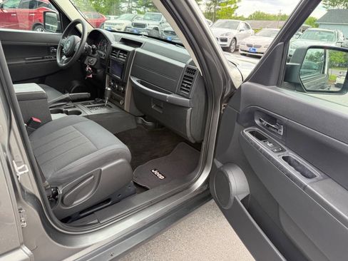 Used 2012 Jeep Liberty Sport AWD/4WD image 8