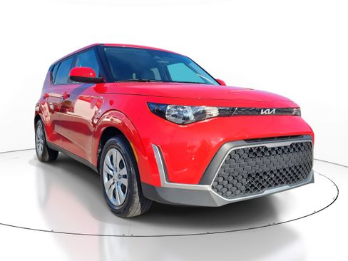 Used 2023 Kia Soul LX image 2