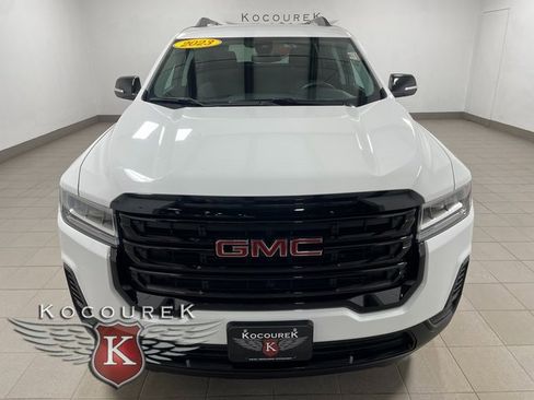 Used 2023 GMC Acadia SLE image 2