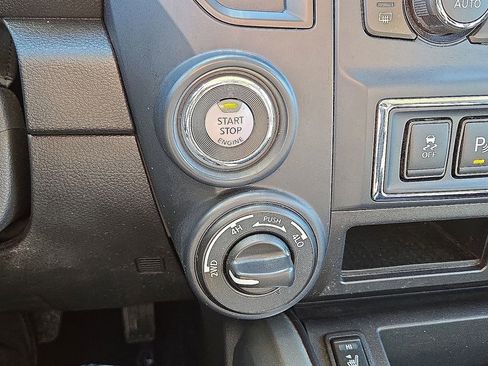 Used 2024 Nissan Titan SV w/ SV Convenience Package image 31