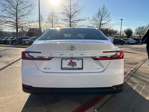Used 2025 Toyota Camry LE image 7