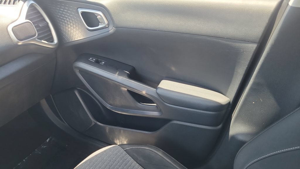 Used 2020 Kia Soul S FWD image 13