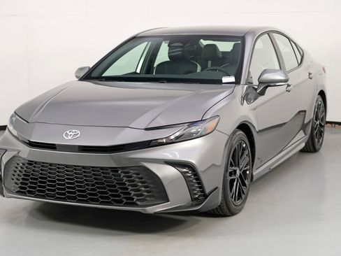 Used 2025 Toyota Camry SE w/ Convenience Package image 44