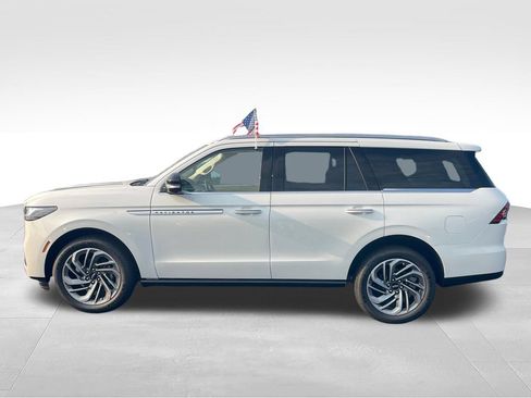 New 2027 Lincoln Navigator Reserve AWD/4WD image 2