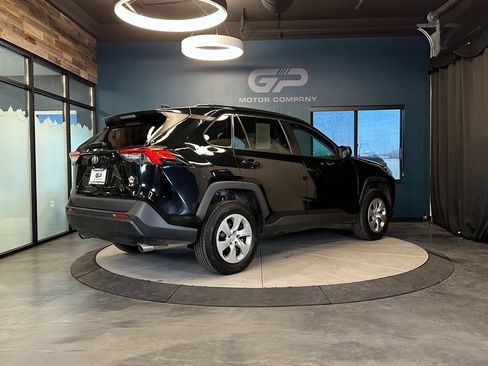 Used 2021 Toyota RAV4 LE image 3