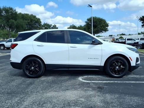 Used 2022 Chevrolet Equinox LS w/ LS Convenience Package FWD image 3