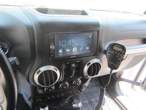 Used 2017 Jeep Wrangler Unlimited Rubicon AWD/4WD image 36
