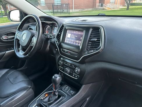 Used 2019 Jeep Cherokee Latitude Plus FWD image 29