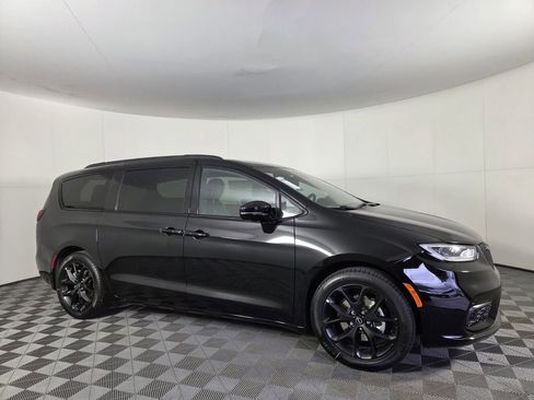 New 2026 Chrysler Pacifica Limited w/ Uconnect Theater Family Group FWD image 2