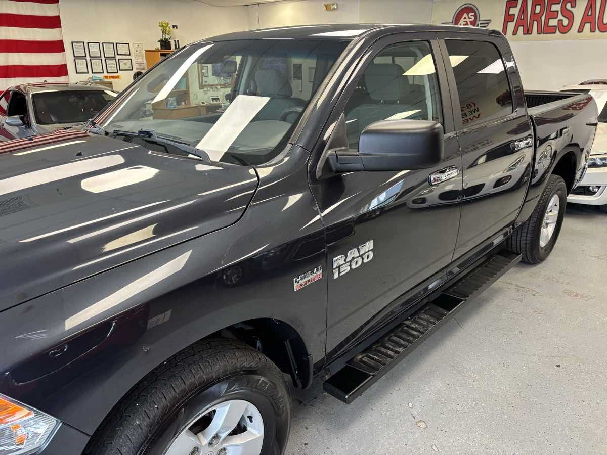 Used 2018 RAM 1500 Classic SLT AWD/4WD image 3