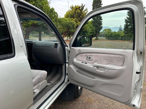 Used 2004 Toyota Tacoma PreRunner image 28