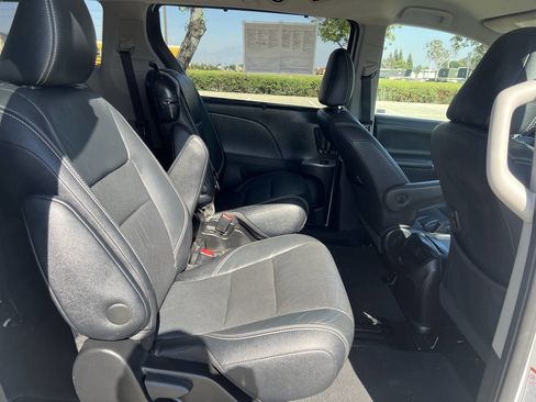 Used 2015 Toyota Sienna SE Premium image 17