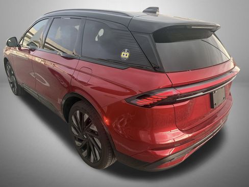 Used 2025 Lincoln Nautilus Reserve image 4