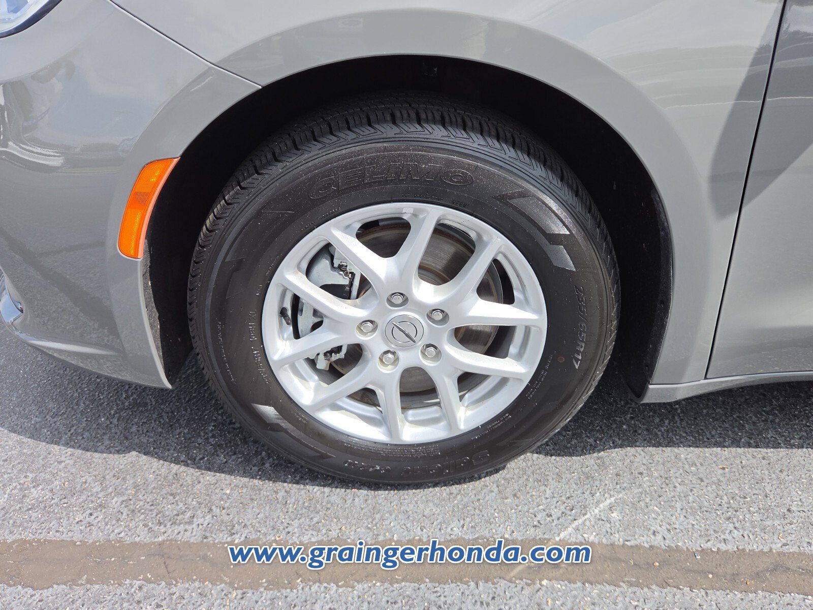 Used 2023 Chrysler Pacifica Touring-L FWD image 9