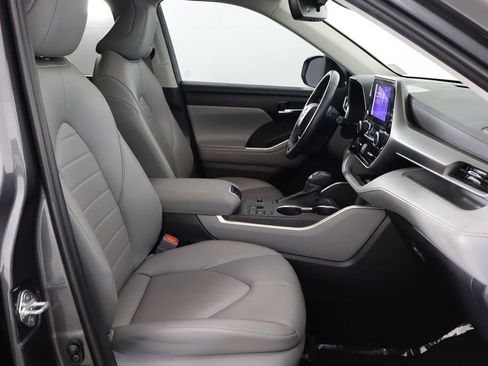 Used 2023 Toyota Highlander XLE FWD image 18