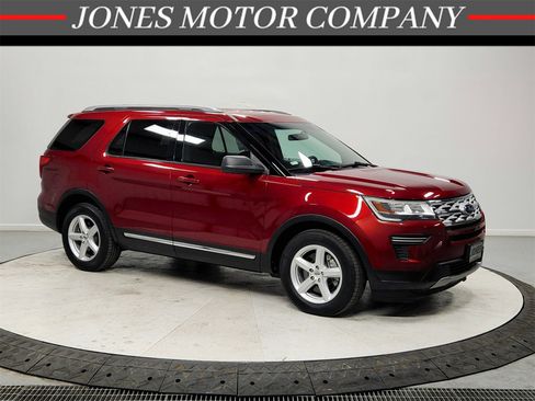 Used 2018 Ford Explorer XLT image 1