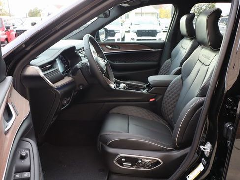 New 2025 Jeep Grand Cherokee Summit w/ Obsidian Package image 11