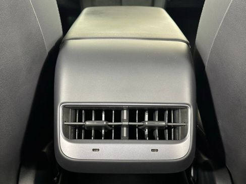 Used 2022 Tesla Model Y Long Range image 32