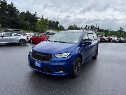 Used 2021 Chrysler Pacifica Touring AWD/4WD image 2