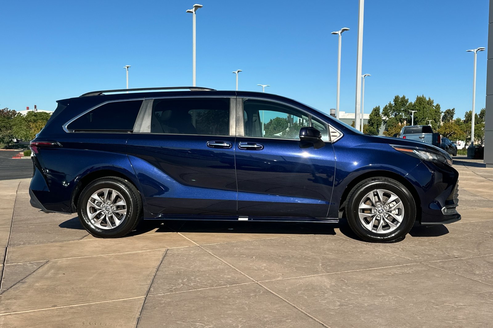 Certified 2023 Toyota Sienna XLE FWD image 3