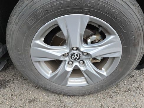 Used 2025 Toyota RAV4 XLE AWD/4WD image 9