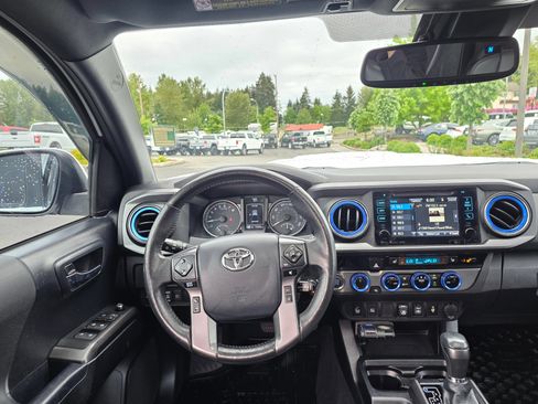 Used 2018 Toyota Tacoma TRD Sport AWD/4WD image 12