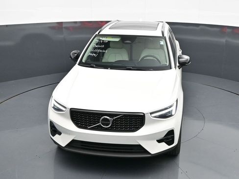 Used 2025 Volvo XC40 B5 Plus AWD/4WD image 25