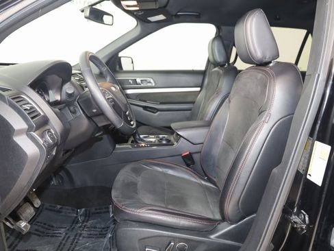 Used 2018 Ford Explorer XLT w/ Equipment Group 202A image 11