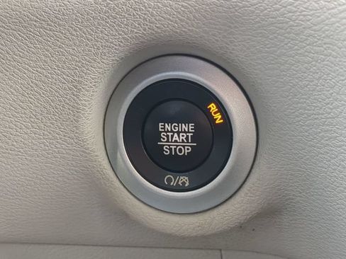 Used 2018 Chrysler Pacifica Touring-L FWD image 34