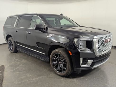 Used 2023 GMC Yukon XL Denali w/ Advanced Technology Package image 2