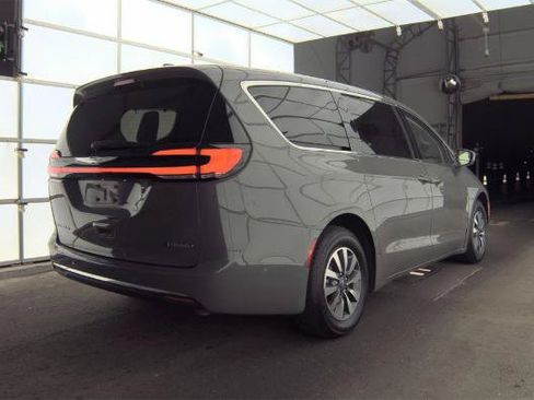 Used 2022 Chrysler Pacifica Touring-L w/ Uconnect Theater Family Group FWD image 5