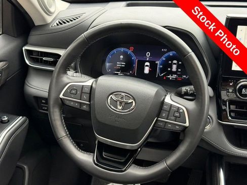 Used 2023 Toyota Highlander Platinum image 15